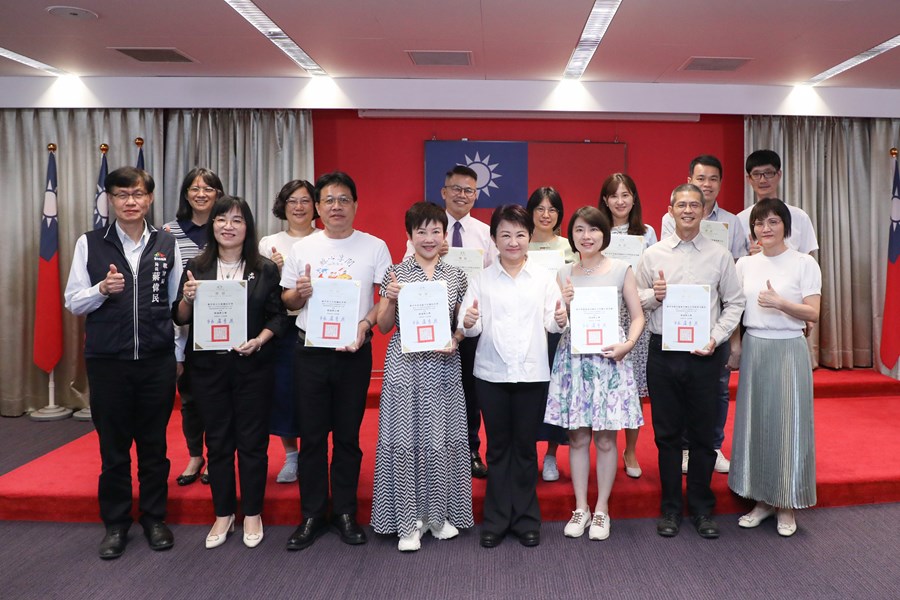 4度蟬聯全國第一 台中「閱讀教育績優」榮獲15大獎 1 閱讀磐石獎學校組及個人推手組大合照 0