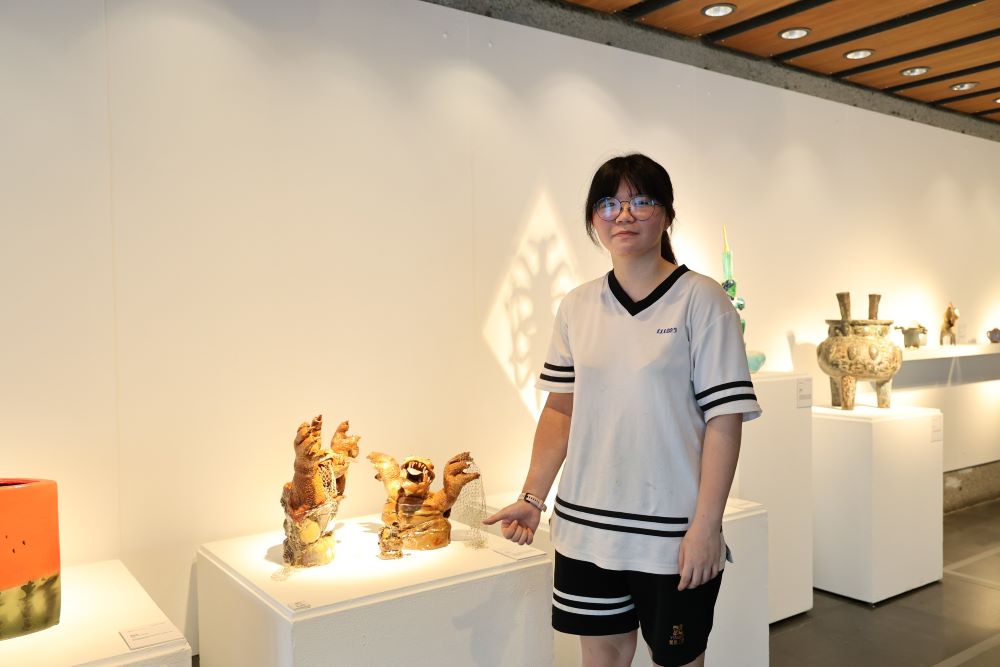 鶯歌高職畢業成果展 「態渡」為臺灣陶藝注新血 2 《圖說》王昱閔《掙扎》透過龜足進化長出強力爪扎脫捕捉網的想像,引領觀眾反思過度捕撈物種引發瀕臨滅絕的情況。〈陶博館提供〉