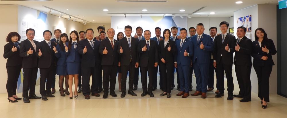強化青年合作共創永續未來 青年商會中華民國總會拜會侯友宜 1 《圖說》國際青年商會中華民國總會第73屆總會長蔡政諺率24名幹部,拜會新北市長侯友宜。〈青年局提供〉