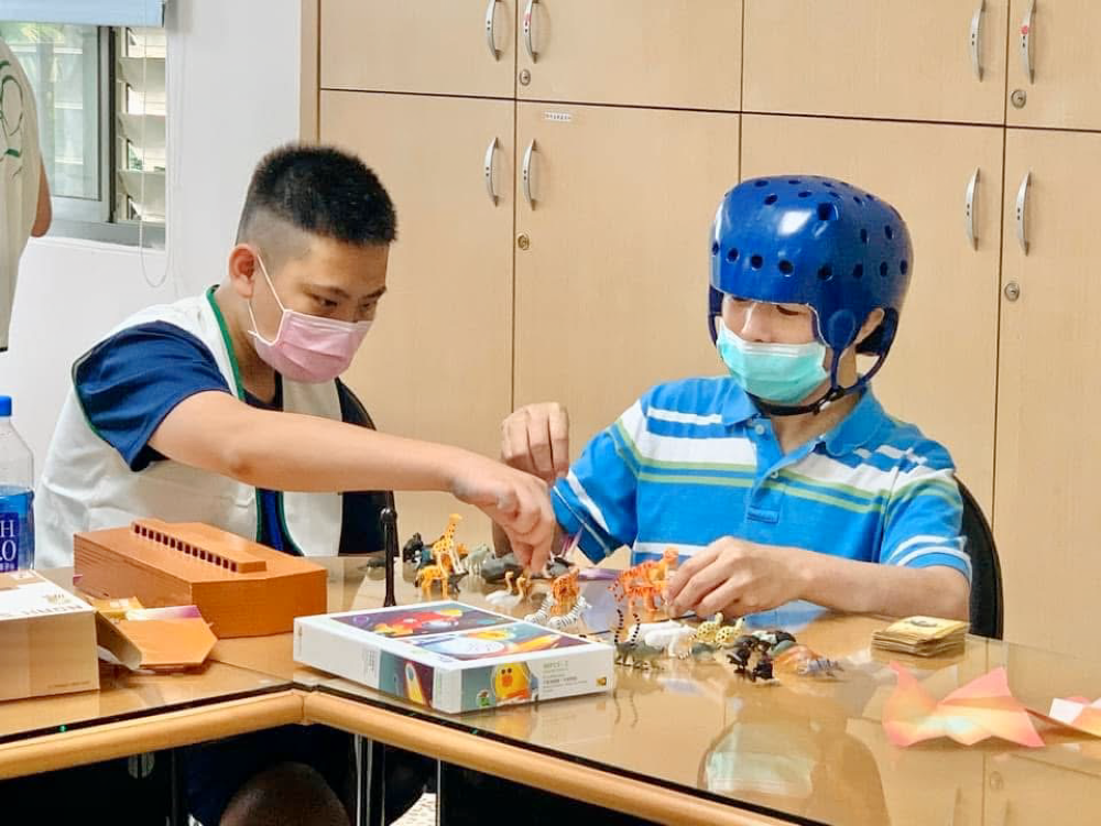 展現愛與行動力 台新青少年志工菁英獎新北大放異彩 2 《圖說》獲得全國菁英獎的沈傳恩,到黎明教養陪伴院生日常照護。〈青年局提供〉