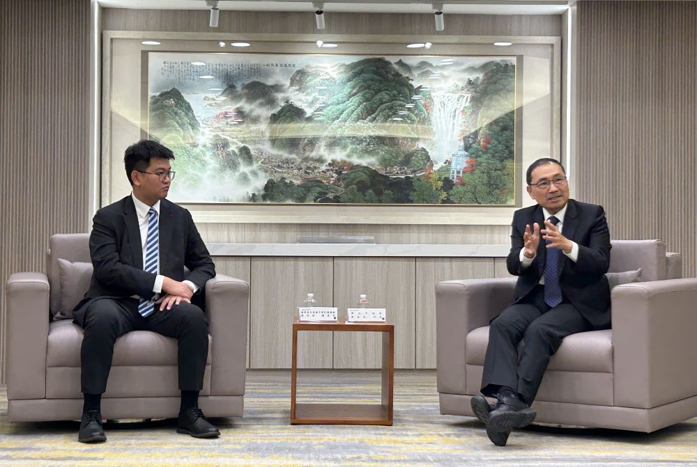 強化青年合作共創永續未來 青年商會中華民國總會拜會侯友宜 3 《圖說》國際青年商會中華民國總會第73屆總會長蔡政諺(圖左)率幹部拜會市長侯友宜,雙方就多項議題進行交流。〈青年局提供〉