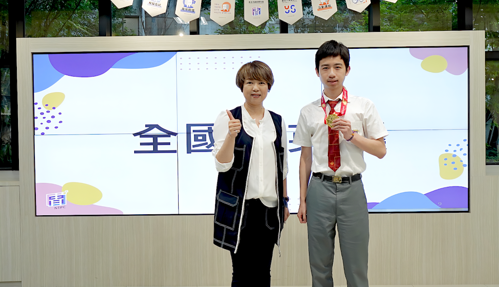 展現愛與行動力 台新青少年志工菁英獎新北大放異彩 1 《圖說》全國菁英獎得主黃禹綸同學接受龔雅雯副秘書長頒獎。〈青年局提供〉