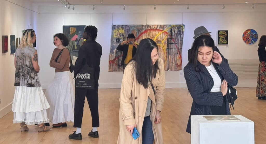 首屆「倫敦白點藝術國際展」觀展盛況。圖：廖迎晰提供
