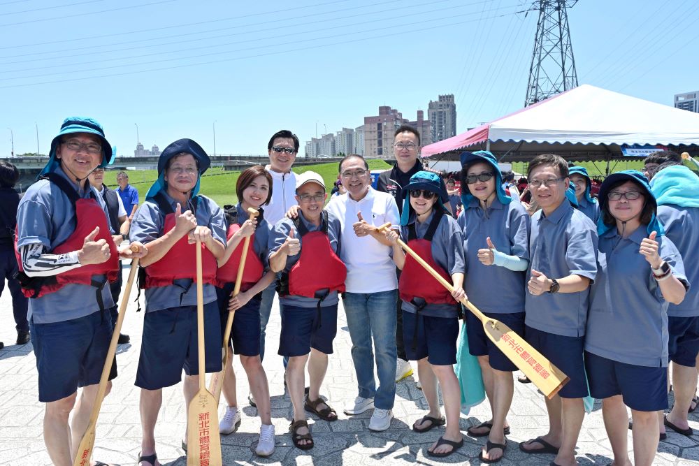 用運動歡度端午 新北市議長盃龍舟賽2千餘好手競技 2 《圖說》市長侯友宜與市府代表隊合影。〈體育局提供〉