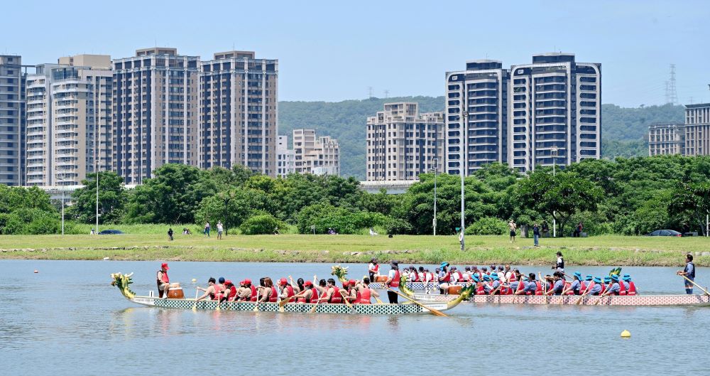 用運動歡度端午 新北市議長盃龍舟賽2千餘好手競技 3 《圖說》新北市議長盃第15屆龍舟錦標賽今年吸引近30個國家、108支隊伍,共2,300位好手參賽。〈體育局提供〉