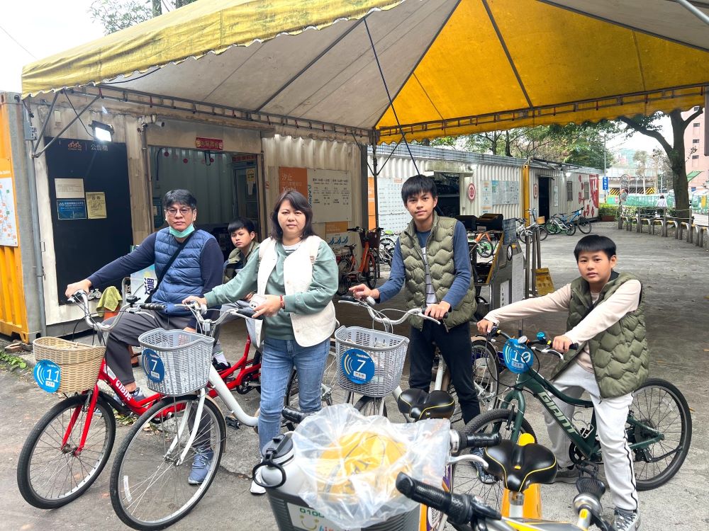 響應世界自行車日 新北河濱快樂騎 3 《圖說》出發前來張合照。〈高灘處提供〉