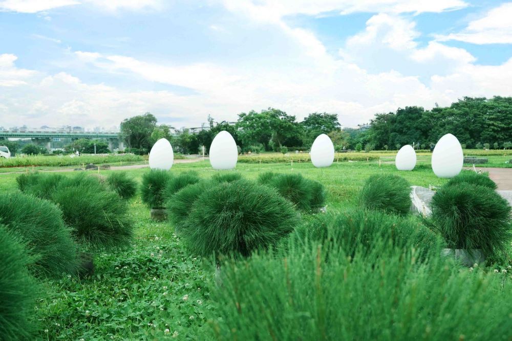 新北河濱蝶戀季週末登場 專屬驚喜送愛媽媽隨行花袋 2 《圖說》展區「滾滾花丘」中的木麻黃錯落堆疊,打造童趣十足的綠色山丘,與該區的藝術裝置《幻影泡泡》相映成趣。〈高灘處提供〉