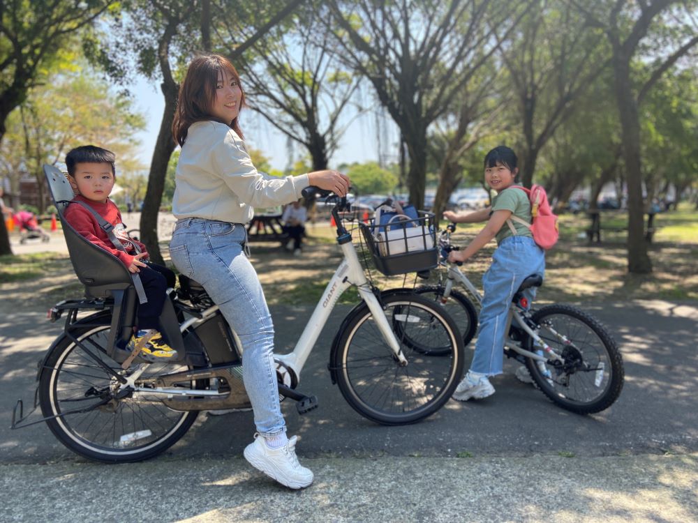 響應世界自行車日 新北河濱快樂騎 1 《圖說》與媽媽的浪漫小約會。〈高灘處提供〉