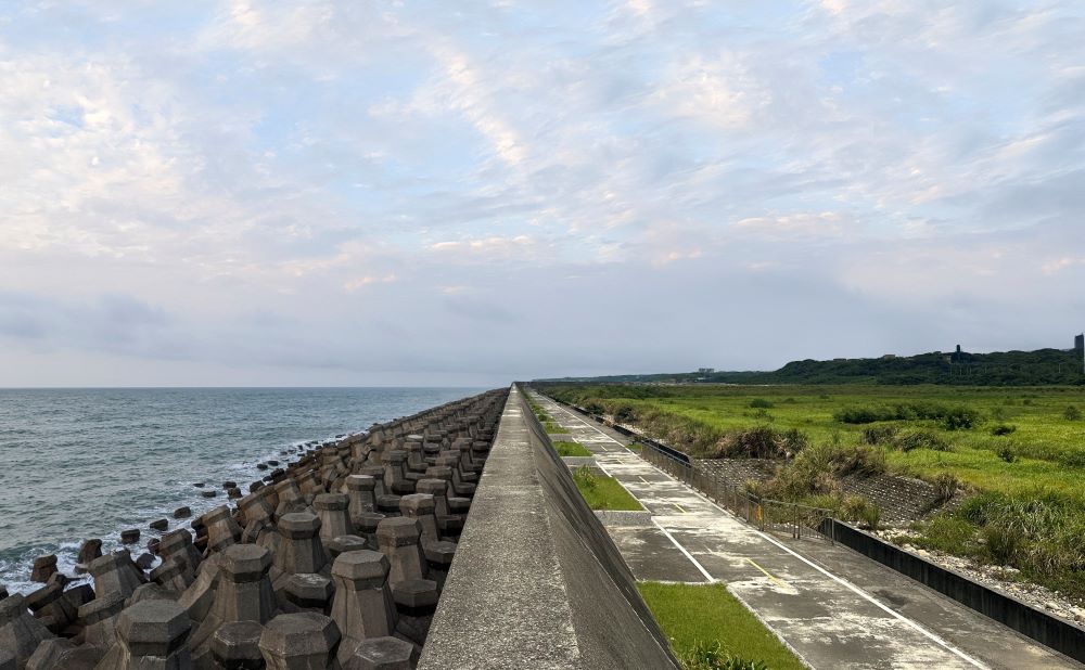 打造夢幻海景第一排騎乘路線 淡水金色水岸秘境海堤段開工 2 《圖說》現況自行車道無法觀海且缺乏遮蔭。〈高灘處提供〉