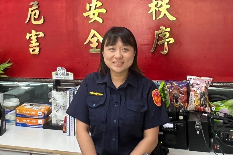 滂沱大雨獨立街頭 萬華警助老婦返家 1 黃欣如