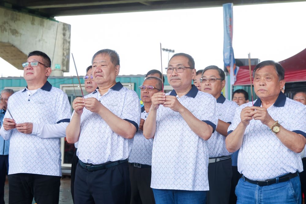27國高手108隊競技 新北議長盃龍舟賽5/31登場 2 《圖說》侯友宜與議長蔣根煌一同為龍舟賽點睛祈福,祈求賽事平安順利、圓滿成功。〈體育局提供〉