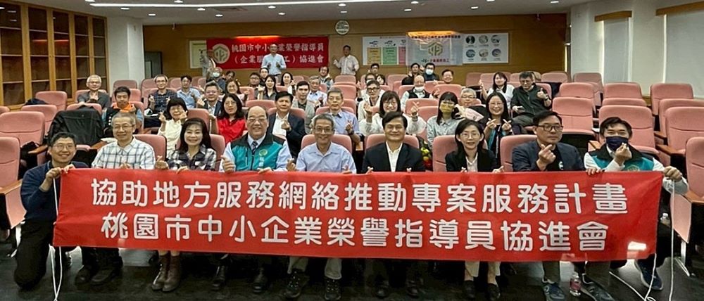 引領AI智慧製造與ESG永續轉型新契機 龍華科大發展趨勢開講 1 《圖說》龍華科大舉辦2025人工智慧於雙軸轉型之運用及發展趨勢論壇,與會人員合影。〈龍華科大提供〉