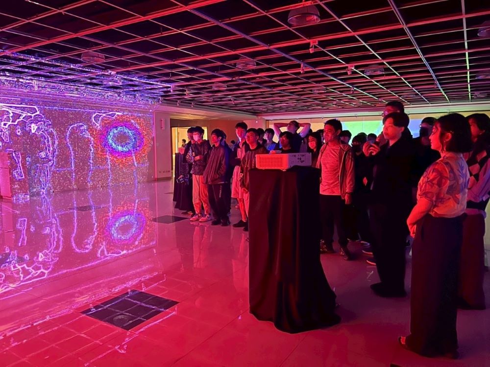 流光數位連結未來 龍華科大邀韓藝術家策展詮釋獨特 7 《圖說》旅韓藝術家郭庭貽與韓國藝術家趙保旼、崔智優,為觀者解釋作品意涵。〈龍華科大提供〉