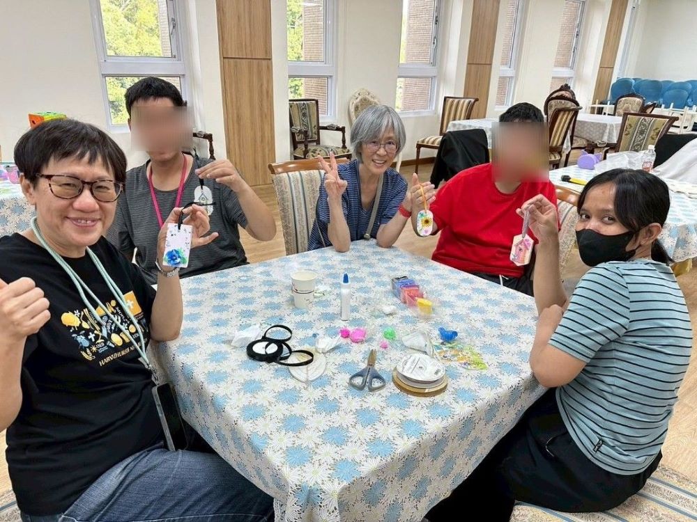《圖說》龍華師生與特教生DIY手作擴香石。〈龍華科大提供〉