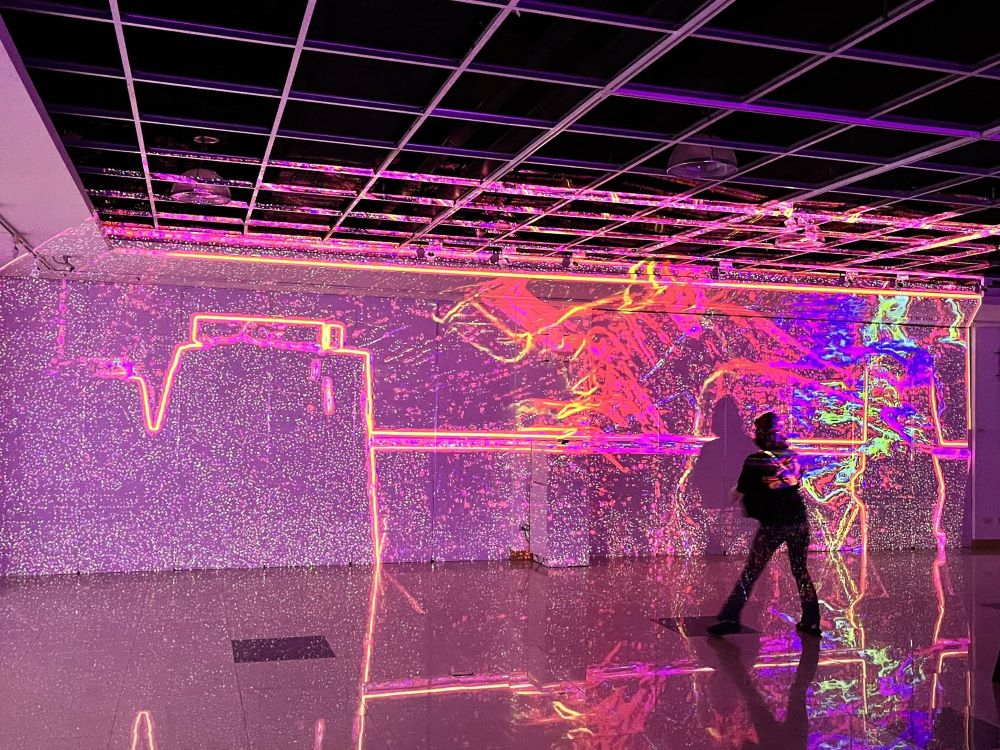 流光數位連結未來 龍華科大邀韓藝術家策展詮釋獨特 9 《圖說》「Bit Flow:流光未來」藝術展激發觀者在數位空間中的參與感與互動性。〈龍華科大提供〉