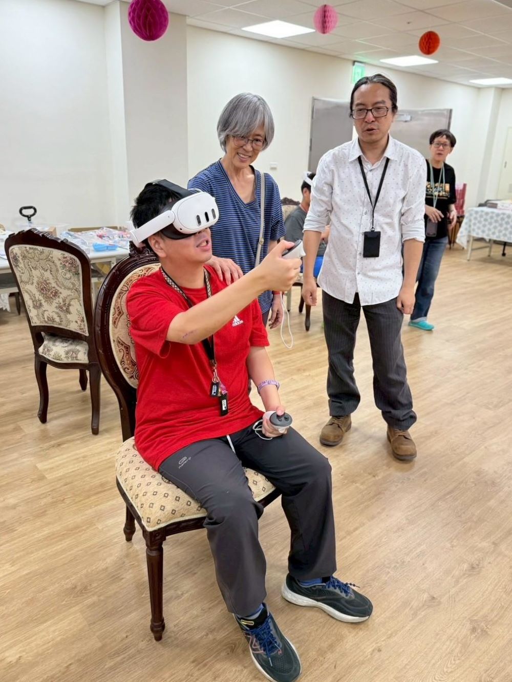 《圖說》特教生戴上頭盔參與VR科技體驗。〈龍華科大提供〉