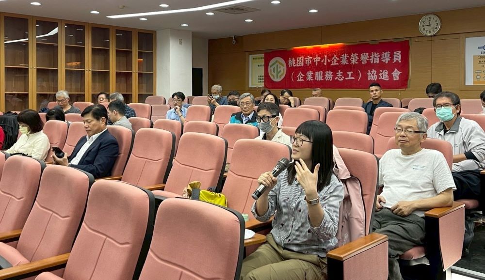 引領AI智慧製造與ESG永續轉型新契機 龍華科大發展趨勢開講 4 《圖說》與會代表針對企業轉型痛點與技術需求提問,讓產學充分交流。〈龍華科大提供〉