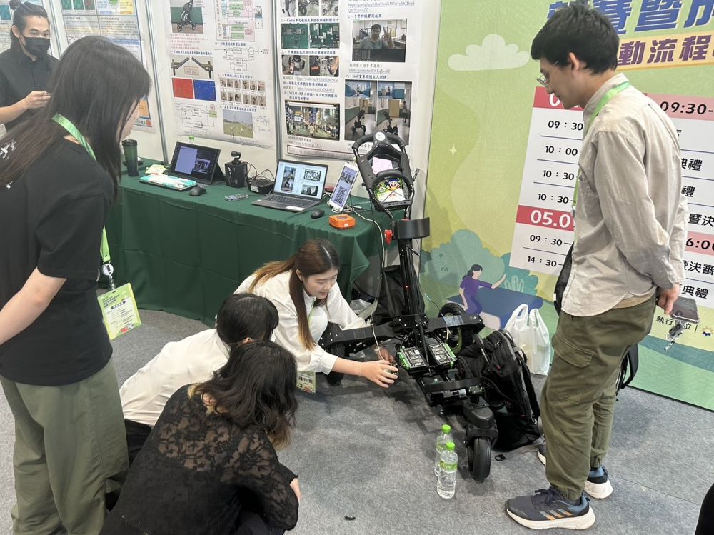 導入AI建大功 龍華科大全國技專生實務競賽奪2大獎 4 《圖說》吳常熙師生團隊研製出「具高爾夫球落點定位與跟隨之Caddy車系統之研製」作品。〈龍華科大提供〉