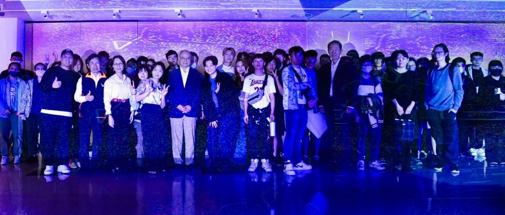流光數位連結未來 龍華科大邀韓藝術家策展詮釋獨特 6 《圖說》龍華師生領略科技與美學的全新體驗,左五為龍華科大校長葛自祥、左三副校長林如貞。〈龍華科大提供〉