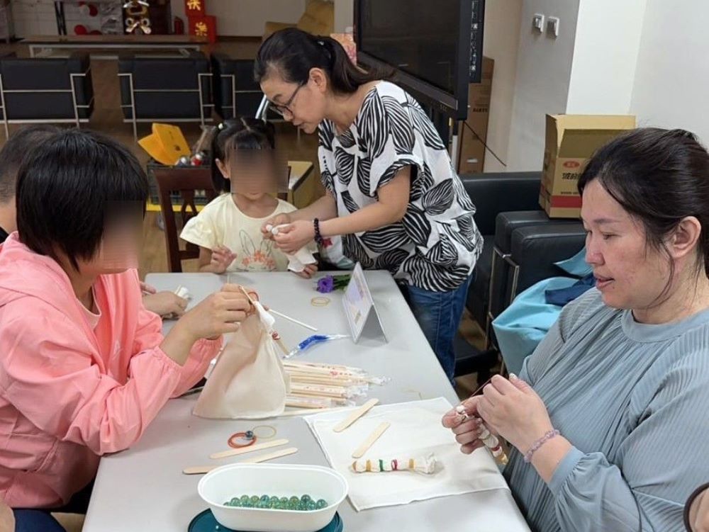 《圖說》特教生用咖啡渣染拓印進行藝術創作。〈龍華科大提供〉