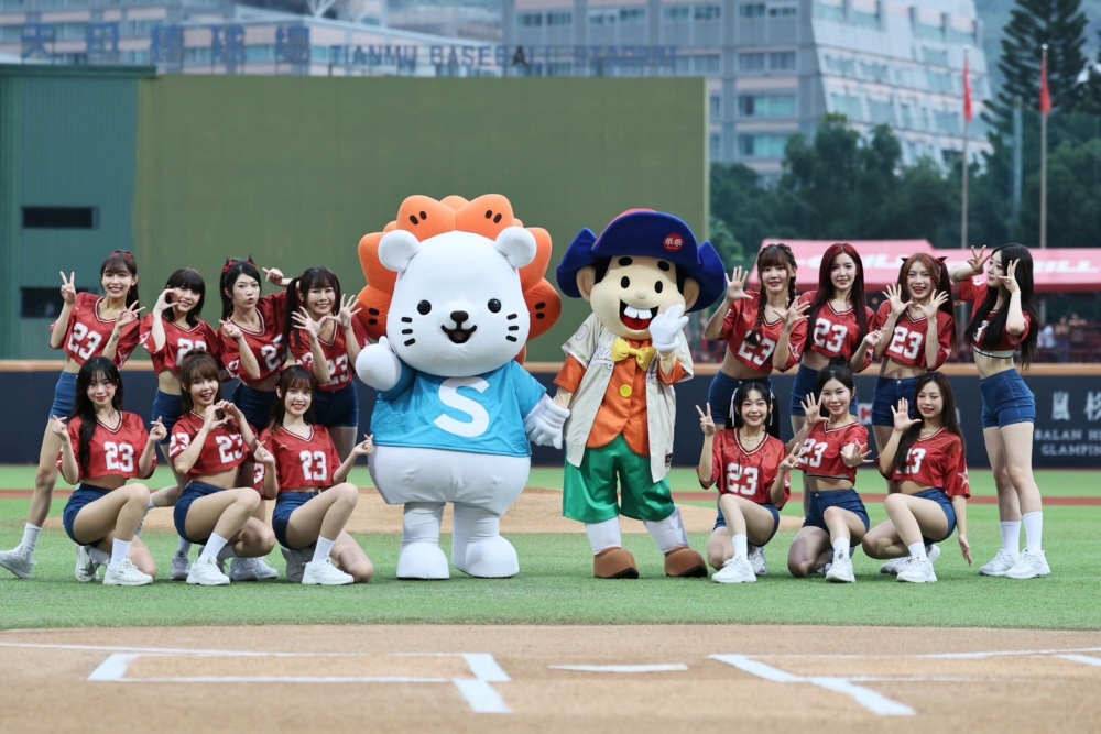 乖乖巨型扭蛋機助陣味全龍「甜點派對女孩日」 球場變身夢幻打卡勝地 5 ▲乖乖再次站上味全龍主場,在女孩日當天和啦啦隊女孩們一起開心合照。(圖/乖乖提供)