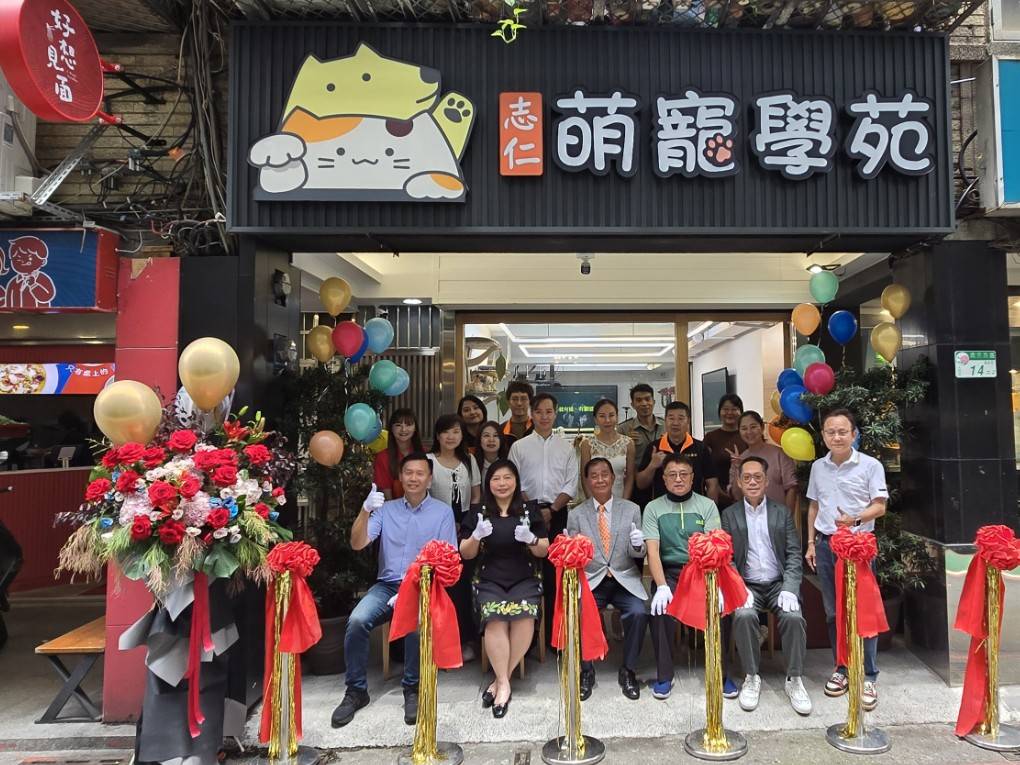 影音/志仁高中邀您來一場與毛小孩的親密接觸 萌寵學院 熱鬧登場 1 ▲志仁高中黃校長與會貴賓、老師們合影。(圖/志仁高中提供)