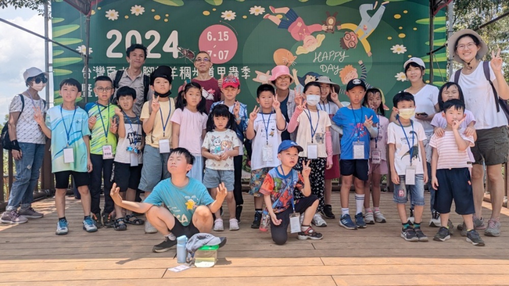 獨角仙起跑!藝起玩蘆竹 帶你探索自然 × 藝術 × 想像力7-9月暑期課程 1 ▲探索自然大合照。(圖/桃園市立圖書館提供)