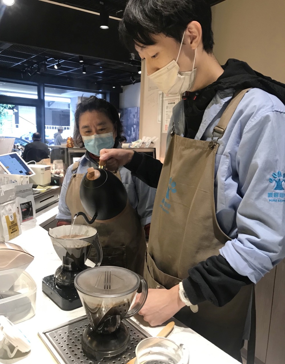 ▲員工認真煮手沖咖啡，用心給每一位顧客好咖啡。(圖/樸樹咖啡提供)