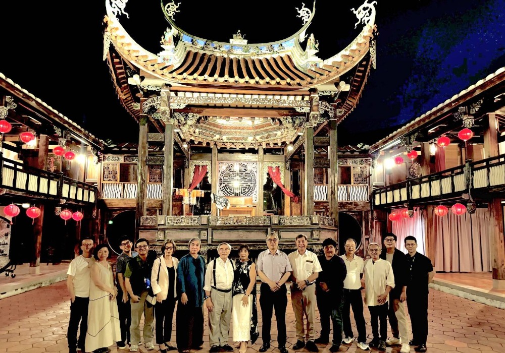 ▲6/19永續中心林俊明（左七）與會員於大花廳古蹟進行大合照。(圖/霧峰宮保第永續中心提供)