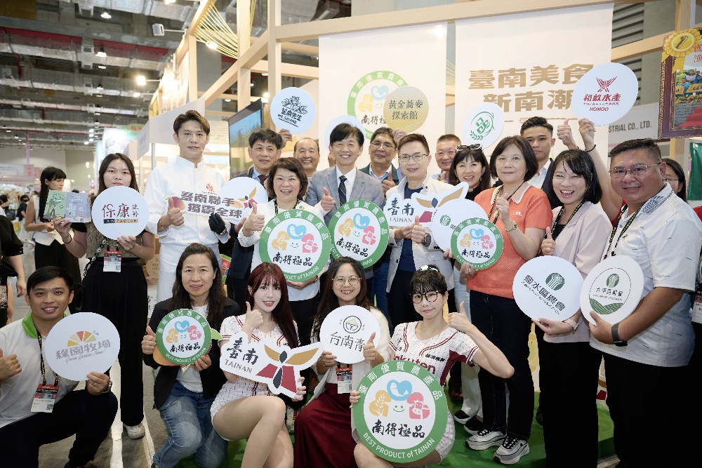 台南市攜手19家業者及農會 推廣「南得極品」搶攻國內外商機 1 ▲台南副市長葉澤山攜手19家在地優質業者、農會及來賓開幕大合影。(圖/台南市政府提供)