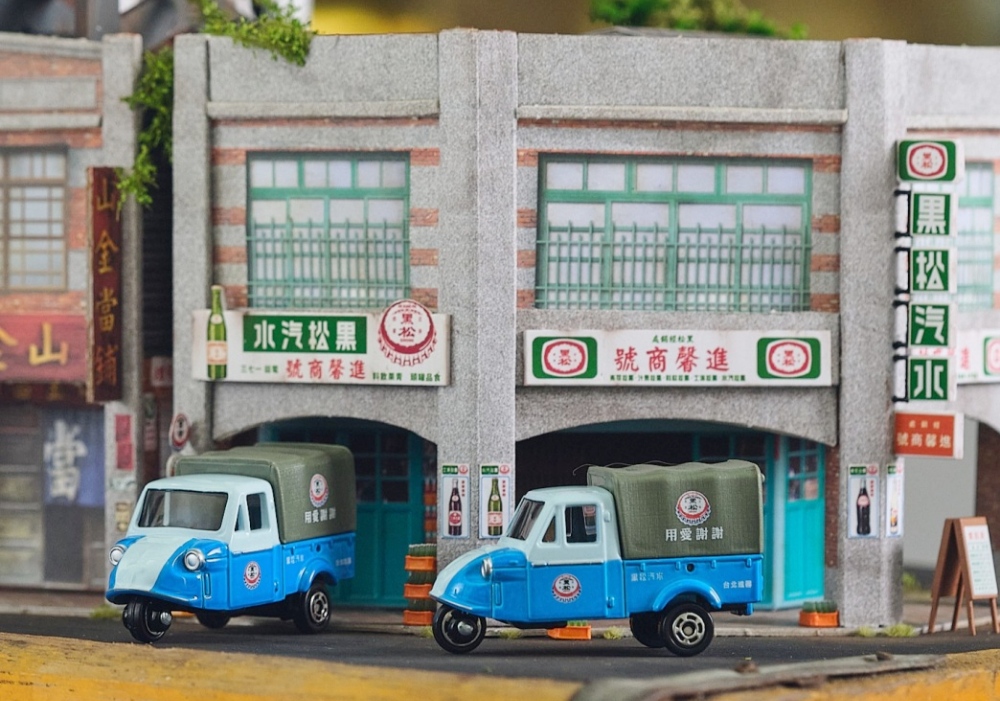 TOMICA收藏界大事 黑松100週年經典小車 7-ELEVEN陸續開賣 1 ▲黑松攜手TOMICA打造「台灣黑松經典復刻運輸車」,將於7-ELEVEN限量開賣。(圖/黑松提供)