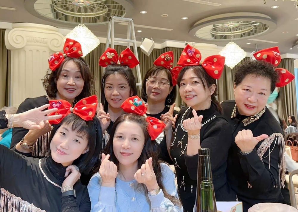 瑞士之旅啟動身心靈升級 康成志業帶動幸福力 2 ▲張美鈴與康成志業電銷同仁歡聚,幸福不只在旅途中,也在每天的工作裡。(圖/康成志業提供)