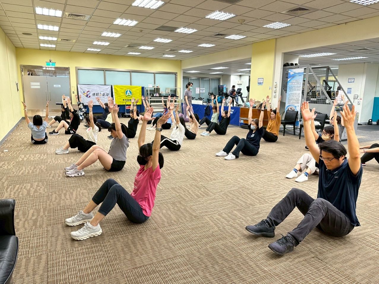 ▲新北市巡迴運動指導｜技嘉科技股份有限公司＿體態雕塑課程_專業師資帶領進行核心訓練，打造健康職場生活。(圖/新北體育局提供)