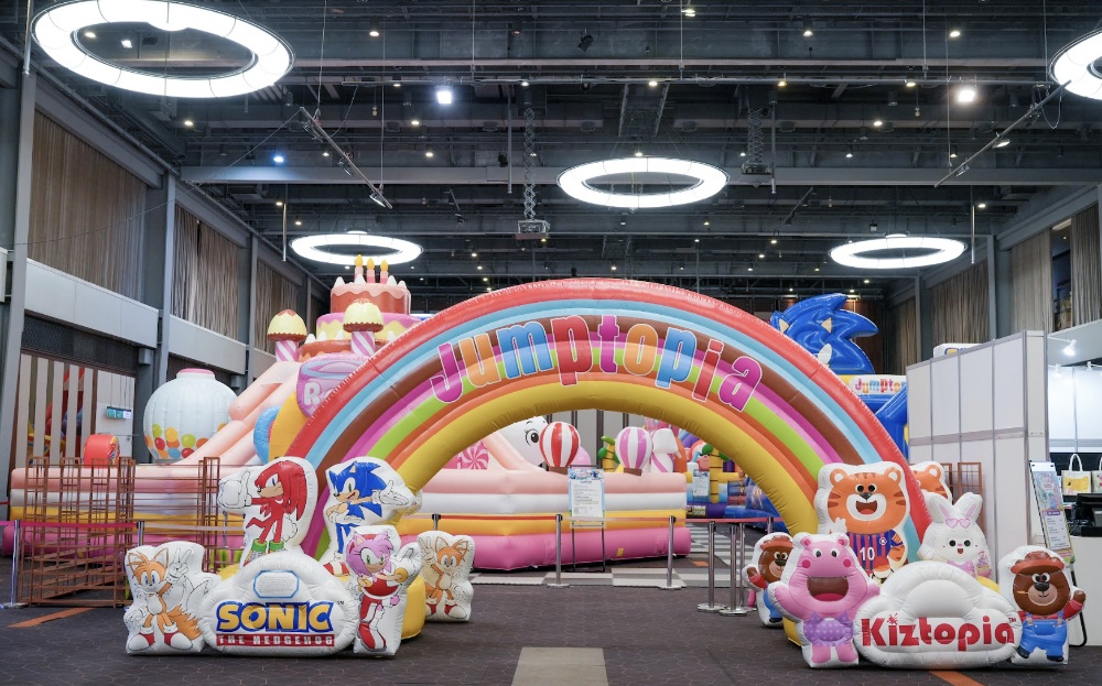暑假最強親子盛事登場 《Jumptopia繽紛大冒險》x 音速小子Sonic高雄夢幻開跳 2 ▲Jumptopia繽紛大冒險X音速小子聯名登場。(圖/業者提供)