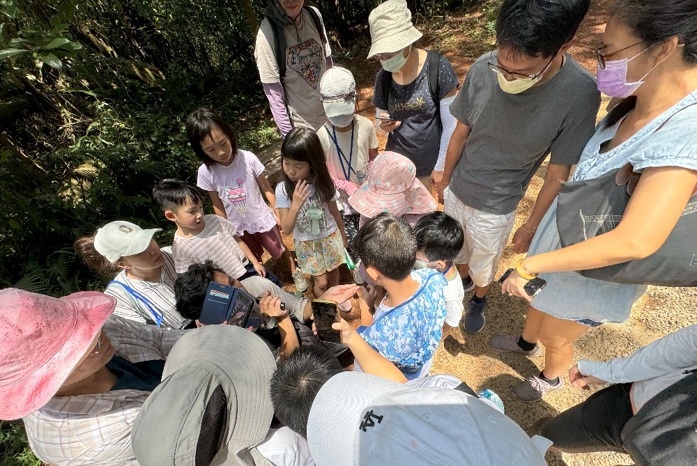 獨角仙起跑!藝起玩蘆竹 帶你探索自然 × 藝術 × 想像力7-9月暑期課程 2 ▲羊稠步道生態導覽。(圖/桃園市立圖書館提供)