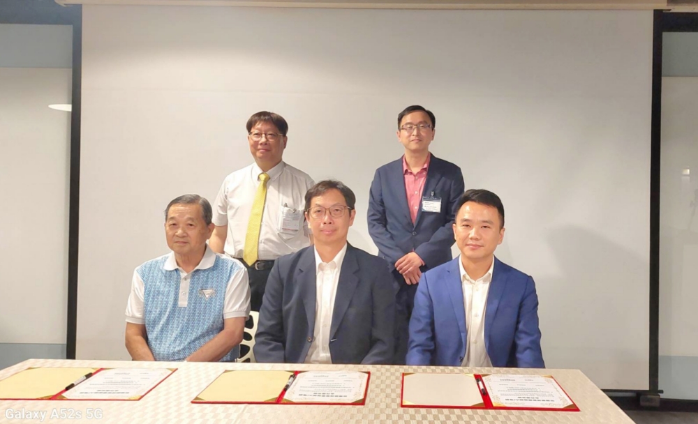 面對能源轉型關鍵時刻 牧陽能控南港據點啟用 領先佈局都市型儲能應用 2 ▲牧陽能控南港據點正式啟用簽署合作備忘錄。左起華岡保全吳家成董事長、牧陽能控曾偉董事長、鼎辰數能張斌執行長,後左起依德科技詹俊坤總經理、資策會陳明源總監。(圖/牧陽能控提供)