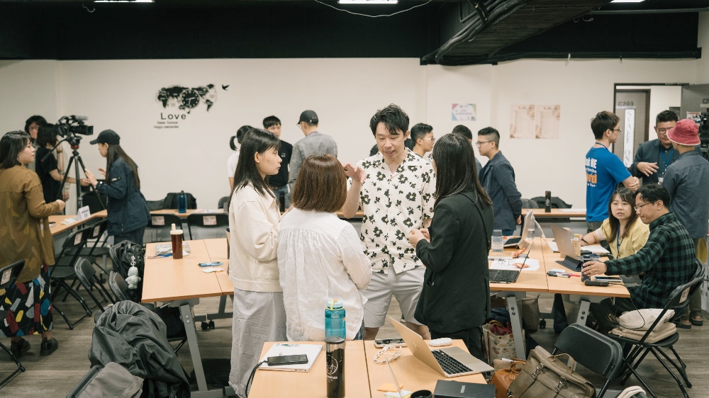 第六屆懷世代公益加速器 全方位陪伴轉型 助力小微組織翻轉升級 2 ▲團隊們把握每一個交流機會,找到學長姐或顧問,提出自己的問題。