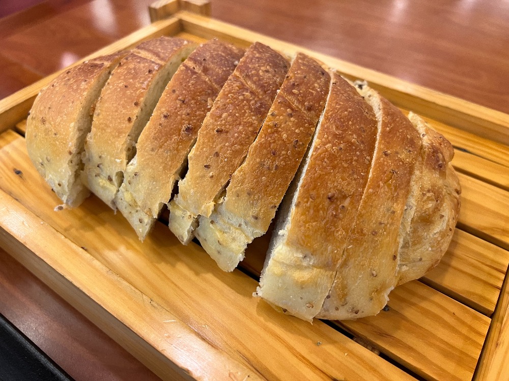 推廣台東油芒異業合作 開啟部落作物新未來 3 ▲台東娜路彎大酒店推出油芒卡士達紅豆麵包、油芒咖哩等限定餐點,民眾可在活動期間前往品嘗油芒風味。(圖/娜路彎大酒店提供)