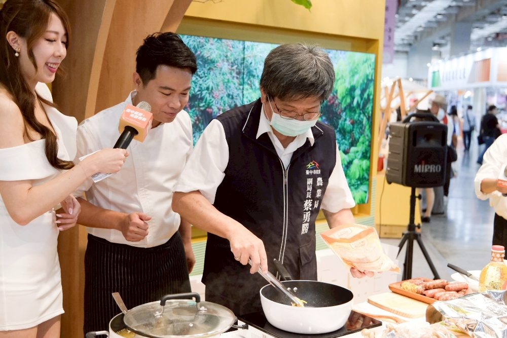 臺中市政府攜手22家在地農民團體參加2025台北國際食品展 3 ▲蔡勇勝副局長與阿慶師主廚料理秀。(圖/臺中市政府農業局提供)
