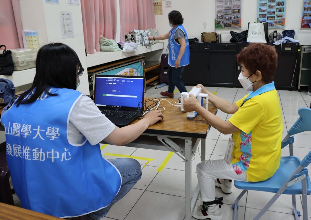 04 中山醫大USR團隊進入社區進行手部握力檢測，幫助長輩了解肌力狀況。