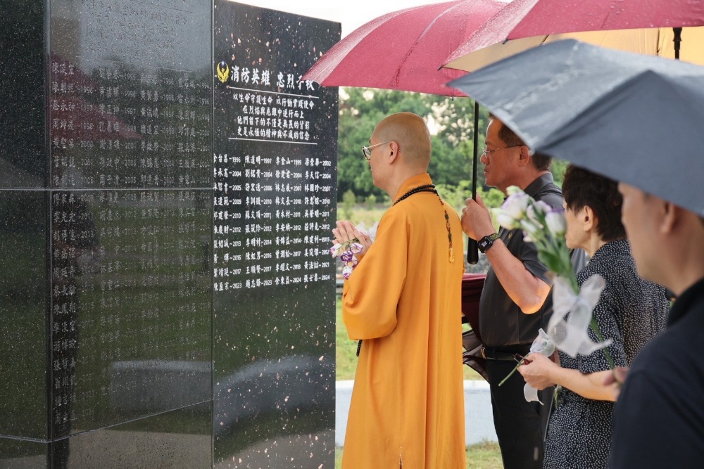 114年消防感恩音樂會 不迴避真相 亦不被遺忘 4 ▲WAB世界佛教聯盟署理會長釋大慧法師為消防英烈們祈福。(圖/內政部消防署提供)