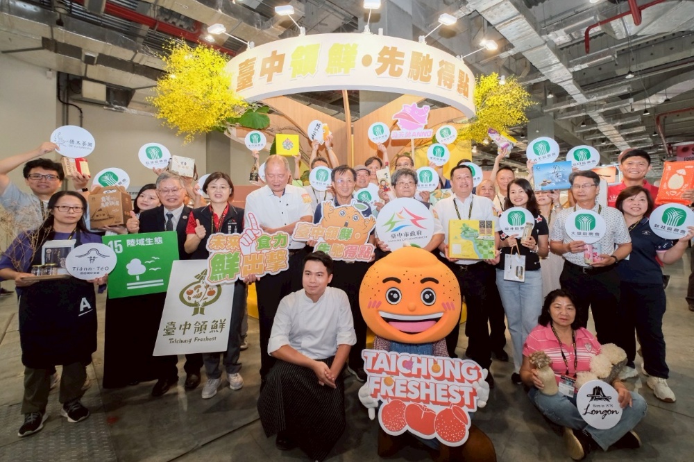 臺中市政府攜手22家在地農民團體參加2025台北國際食品展 4 ▲2025台北國際食品展臺中展館合照。(圖/臺中市政府農業局提供)