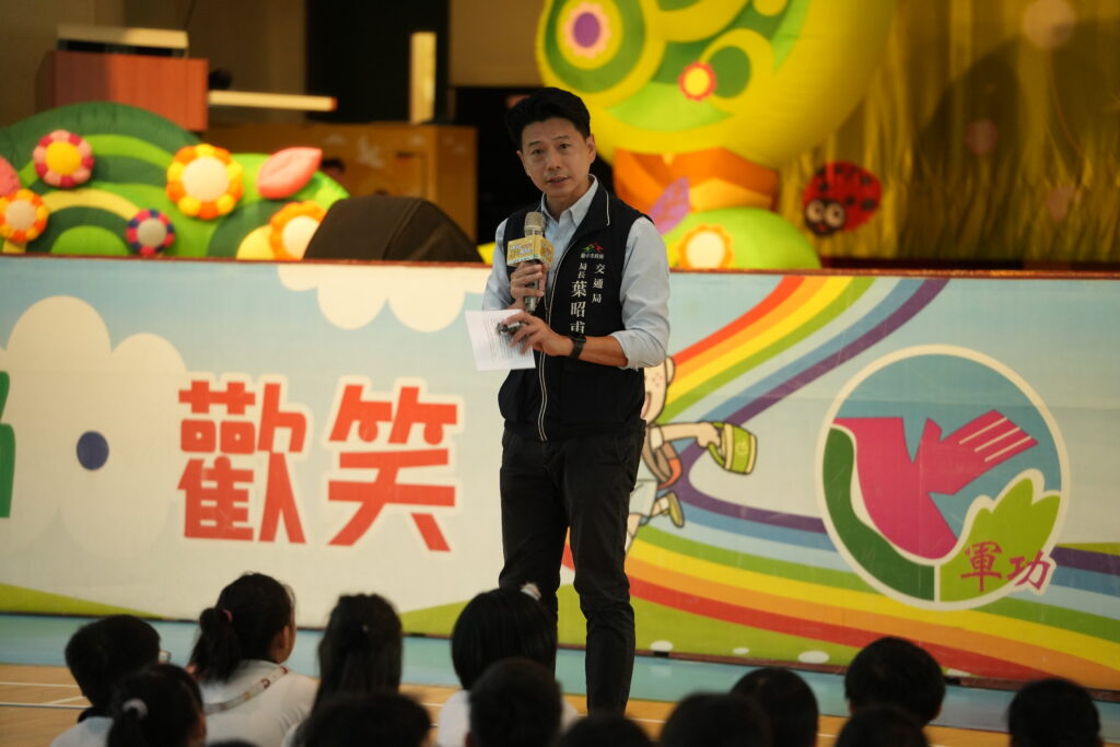 05 臺中市政府交通局葉昭甫局長於校園現場舉行有獎徵答，與在場學生進行互動，傳遞交