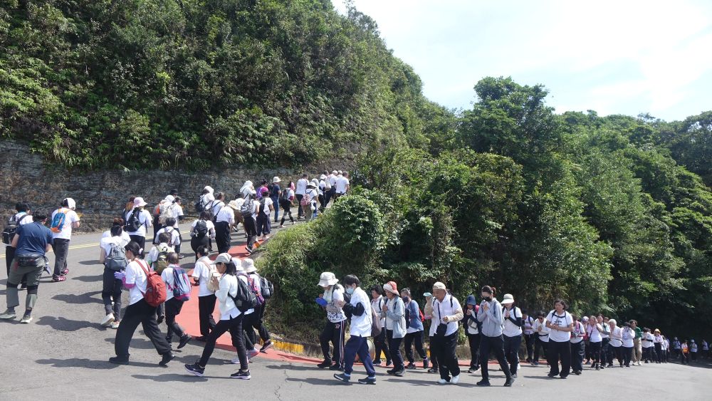 開山42周年暨福城開城 靈鷲山雙囍同慶 5 《圖說》靈鷲人慶周年,「朝向幸福」大朝山在山海之間幸福啟程!〈靈鷲山佛教教團提供〉