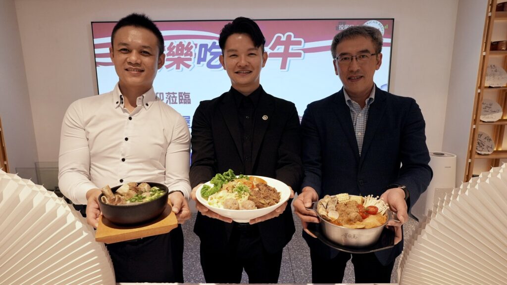 07 屋馬餐飲集團限時推出美國菲瑞牛肉專屬餐點（左）美國肉類出口協會駐華辦事處 行銷經理 陳佳宏 ； （中）屋馬餐飲集團 副總 蔡駿杰 ；（右）美國肉類出口協會駐華辦事處 資