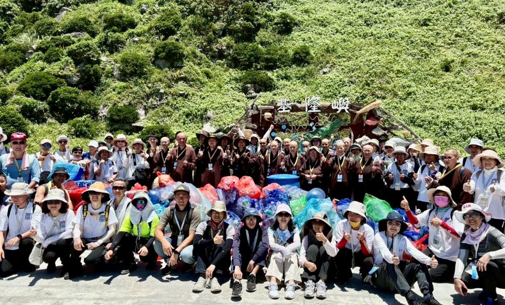 行願無盡愛地球 靈鷲山基隆嶼淨灘放流魚苗 3 《圖說》珍愛海洋,魚樂基隆,靈鷲山與基隆市政府啟航去基隆嶼,淨灘、放流1萬尾條石鯛魚苗愛地球!(靈鷲山佛教教團提供)