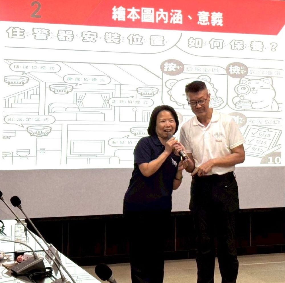 提升防災意識 新北消防宣姐姐守護品德教育 6 《圖說》防宣姐姐廉政工作坊學員開心與政風室主任林三龍合影。〈新北消政風室提供〉