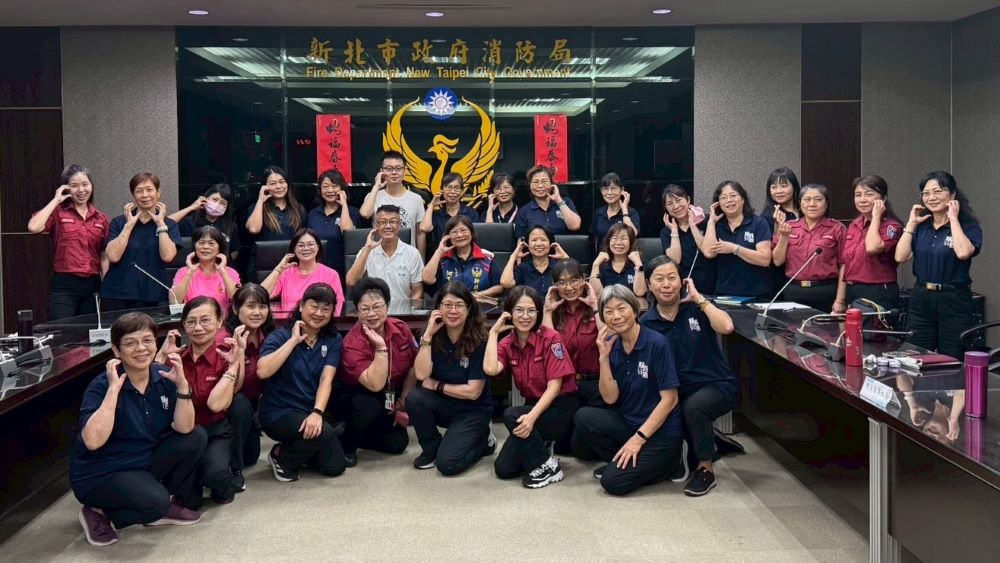 提升防災意識 新北消防宣姐姐守護品德教育 4 《圖說》新北消「防宣姐姐廉政工作坊」合影,第二排左三為政風室主任林三龍。〈新北消政風室提供〉