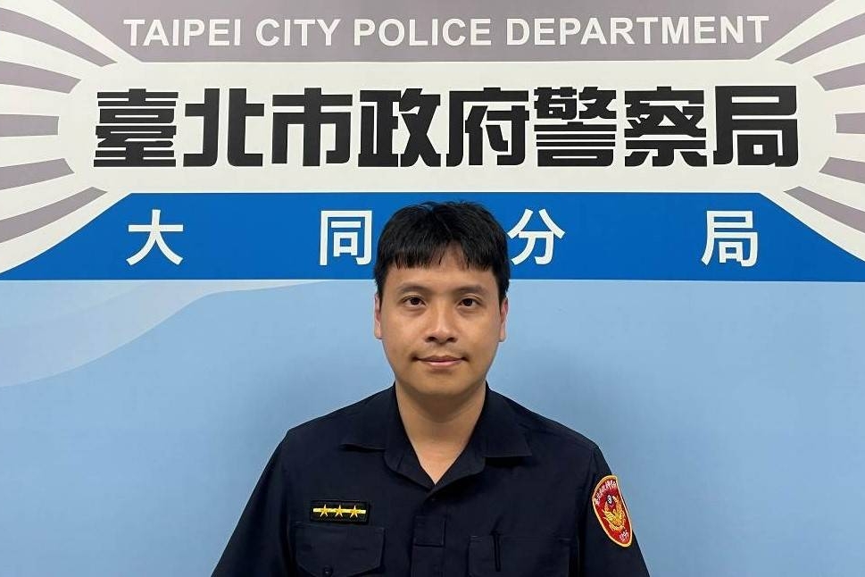 酒醉斷片 醉臥人行道 深夜女子路倒 大同暖警護送回家 1 MEITU 20250604 135617691