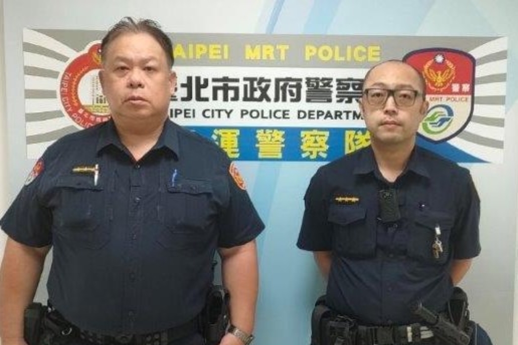 迷途老翁狂拍打捷運閘門 捷警發現異狀即刻應變 運用智能型手錶成功聯繫家屬助返家 1 MEITU 20250606 100323698